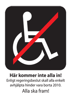 Ett klistermärke där det är en symbol som visar en övrestruken rullstol med texten "Här kommer inte alla in!"